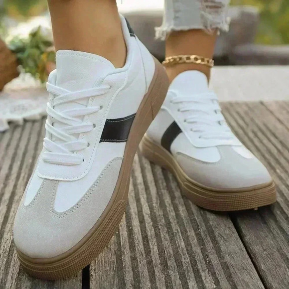 Black Sporty Women's Lace-Up Color Block Athleisure Sneakers - Picture 5 of 6